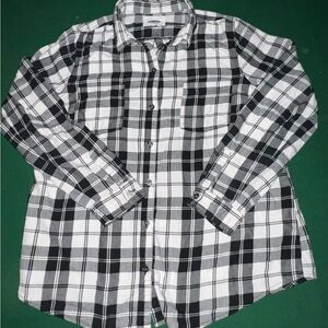 Old Navy black/white plaid long sleeved size L button down shirt